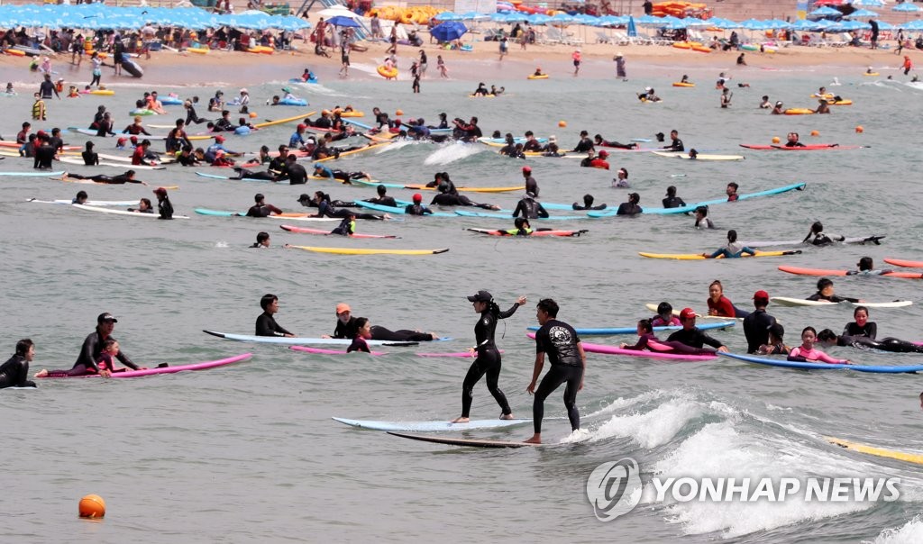 [현장in] 올여름 더 좁아지는 부산 송정 서핑구역에 서퍼들 뿔났다