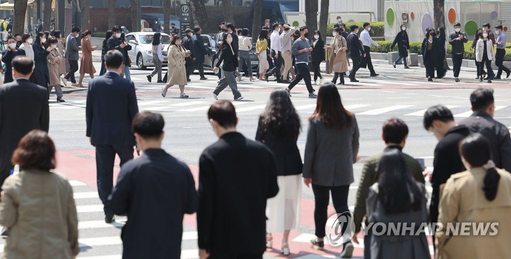 오늘은 '유급휴일' 근로자의 날…"직장인 10명 중 3명 출근"