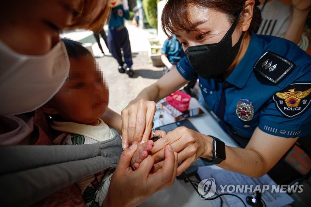 [삶] 실종 자식 찾으려 광주리 장사하면서 집집 방문하는 어머니