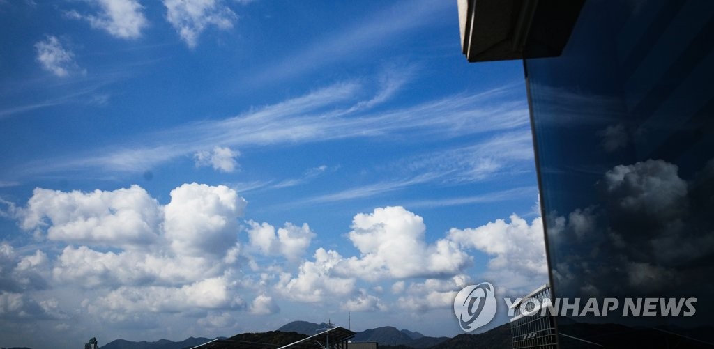 [내일날씨] 황사 물러가…구름 많고 곳곳 소나기