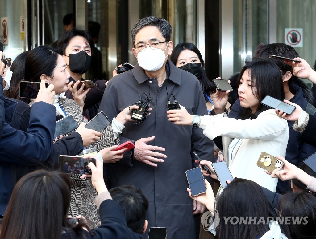 검찰, '곽상도 50억 의혹' 하나은행 前부행장 소환