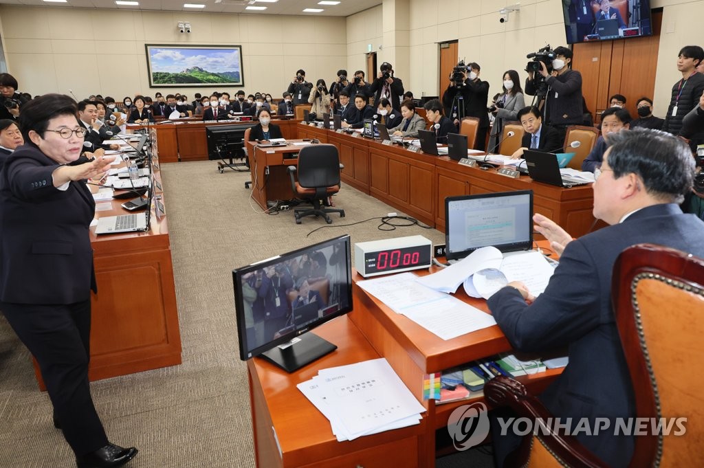 국회 환노위서 野 노란봉투법 '본회의 직회부' 의결 시도