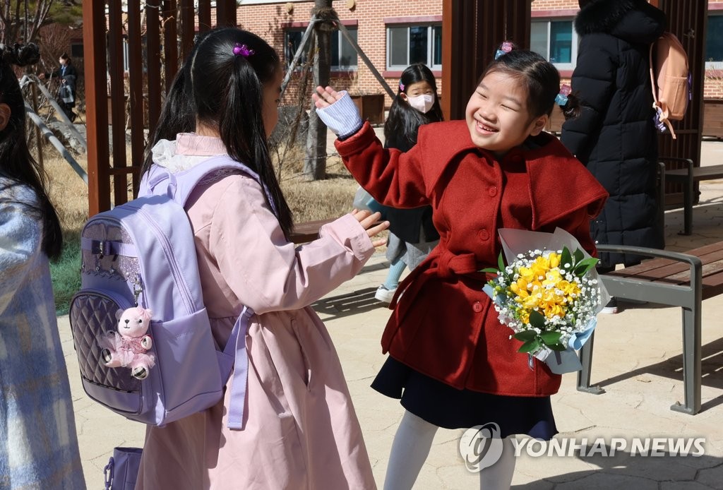 격리도 마스크도 사라진다…3년 4개월만에 온 '사실상의 엔데믹'