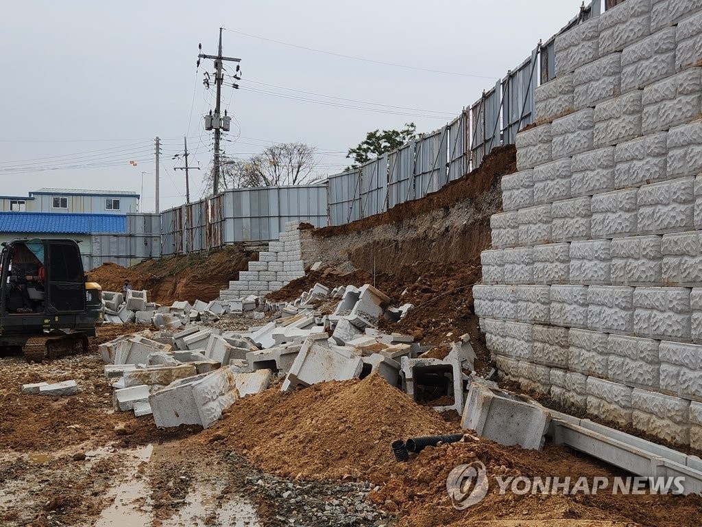 '3명 사망' 천안 옹벽 붕괴 사고 책임자 구속