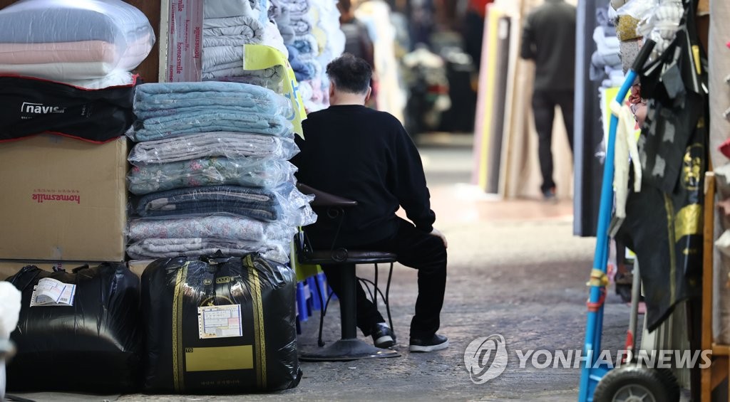 방역지원금 사라진 자영업자 가구 소득 3%↓…3년만에 감소