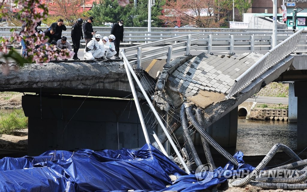 성남시, '정자교 사고' 부상자 구조 도운 시민 2명에 감사패