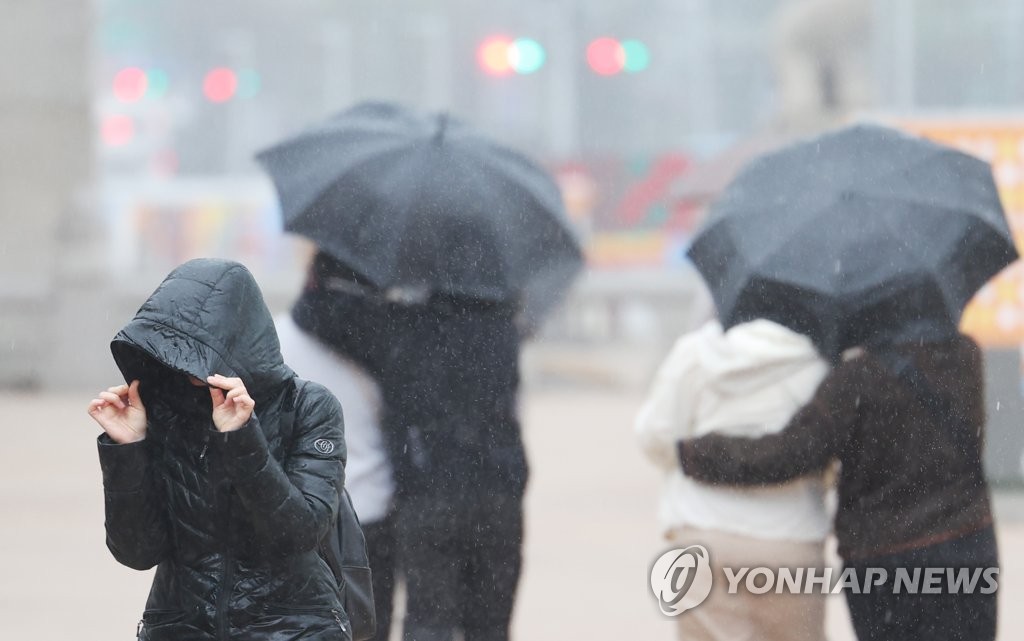 어린이날 강풍 동반 비 내린 부산…행사 대부분 취소·연기