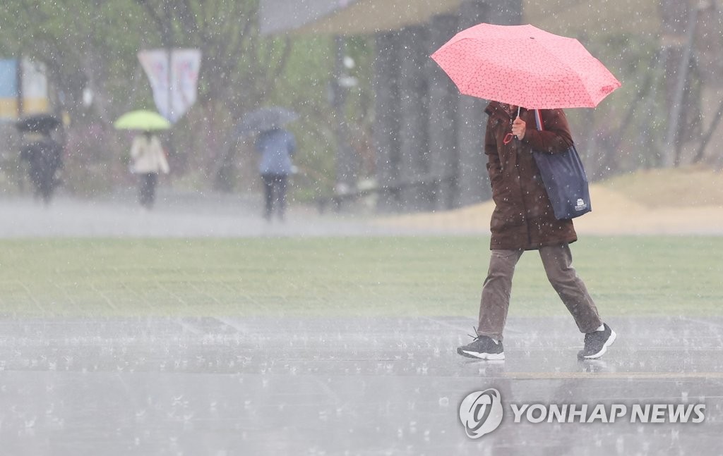 전북 이틀간 최대 141㎜ 비…주차장 축대 붕괴 등 피해