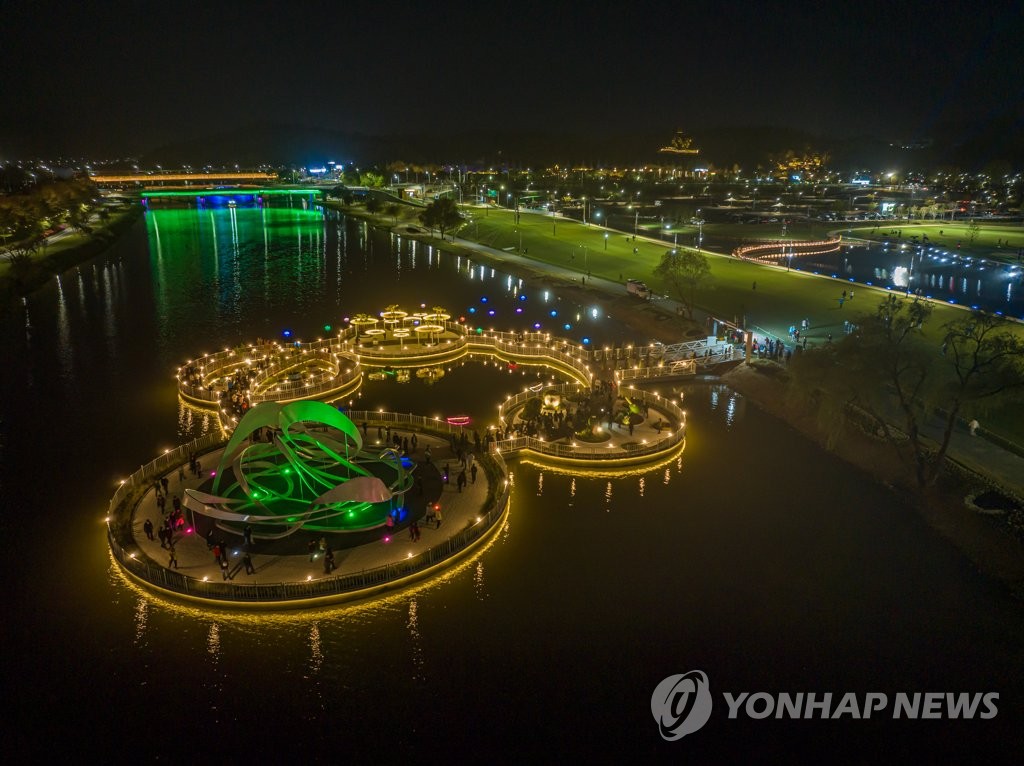 "유람선 타고 보세요" 파노라마처럼 펼쳐지는 꽃의 향연