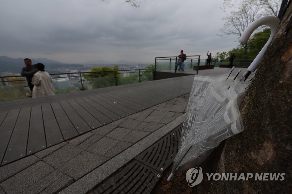 [날씨] 흐리고 곳곳 빗방울…더위 누그러져