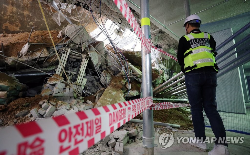 주차장 붕괴한 인천 아파트 입주예정자 "전면 재시공해야"