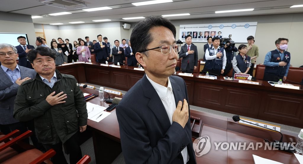 가까스로 시작된 최저임금위 첫 회의…근로자-공익위원 충돌