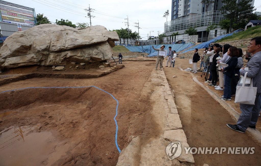 김해 구산동 지석묘 발굴 공개 설명회…주거지 추가 확인