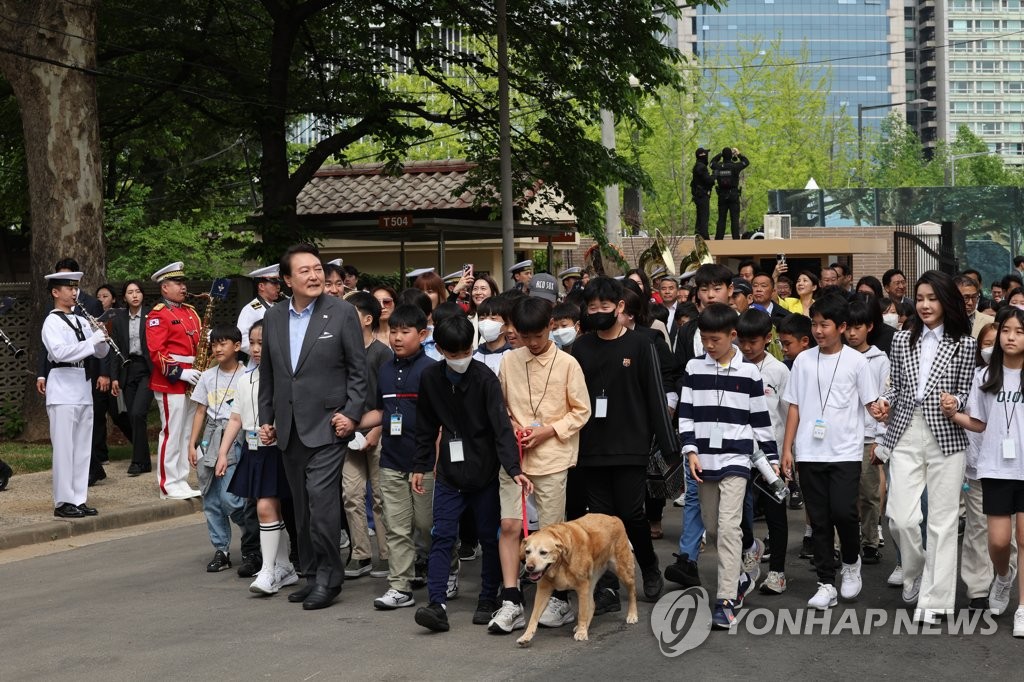 尹 "용산기지, 어린이위한 공원 재탄생"…어린이 손잡고 첫 입장(종합)