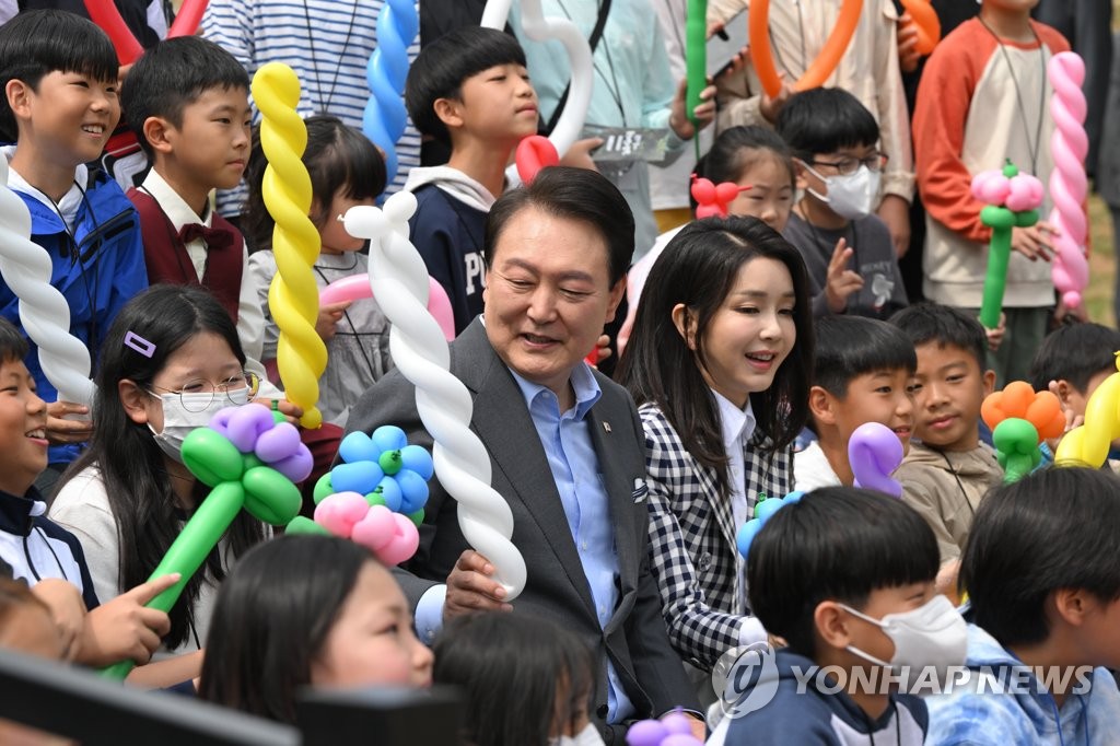 尹, 영빈관에 어린이 초청…"세계최고 양육환경 만들겠다"