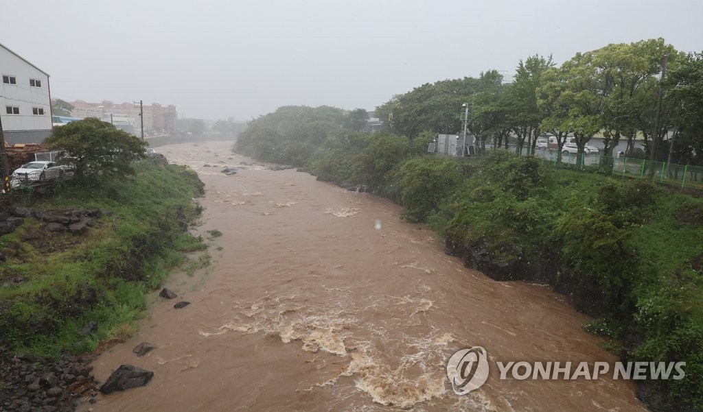 한라산 이틀간 최고 803.5㎜ 폭우…항공편 차질에 '발동동'