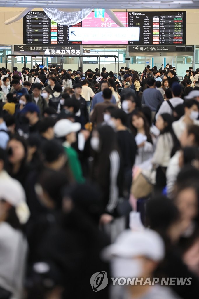 비행기편 못구한 수학여행단 '제주→김포→버스로 창원까지'