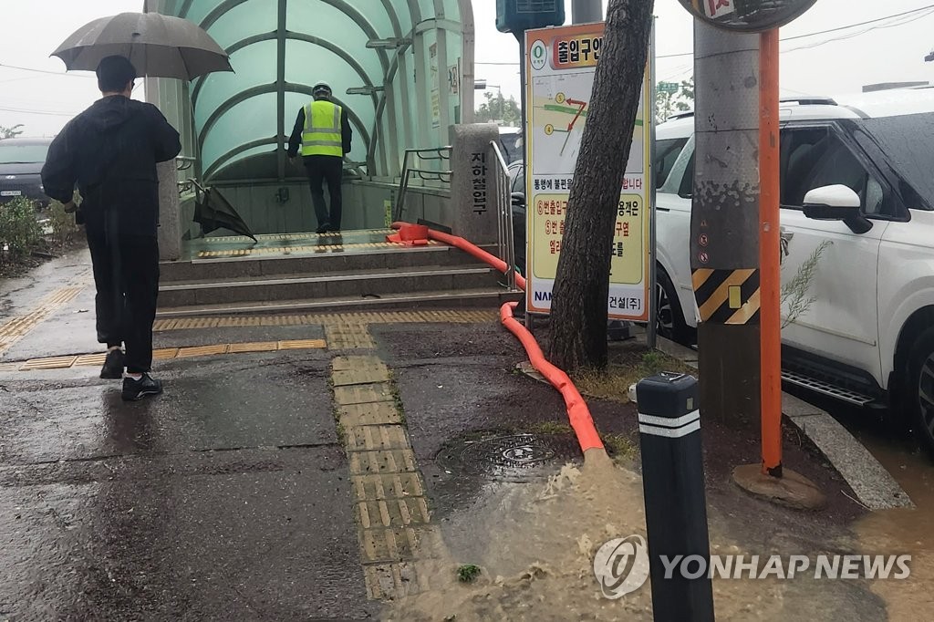 비바람에 남부 피해 속출…지하철역 물차고 하늘·바닷길 막혀