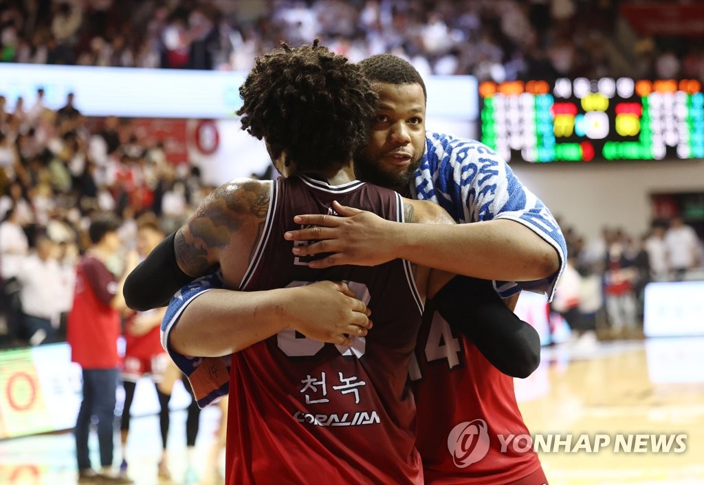 동생이 판 깔자 형님이 마침표…신구 조화로 우승 이룬 인삼공사