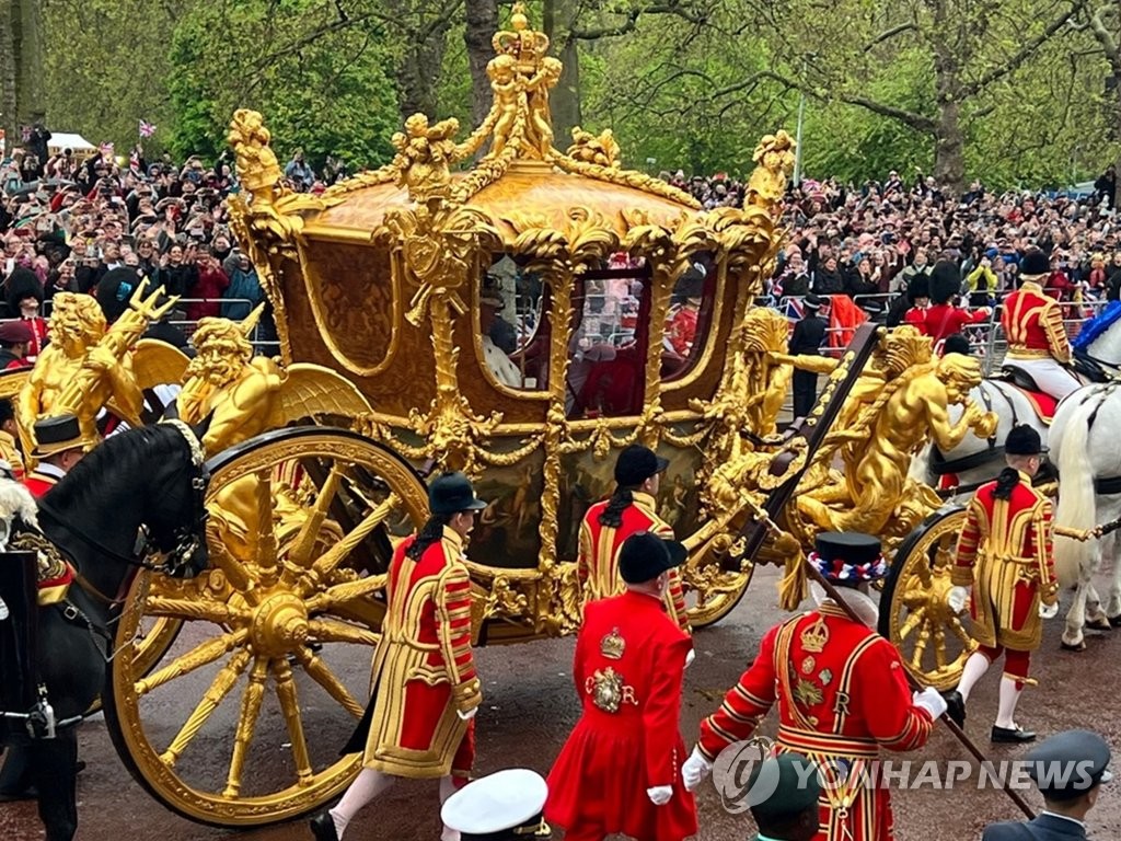 [英대관식] 국왕의 첫 육성 기도 "내가 모든 믿음에 축복이 되기를"