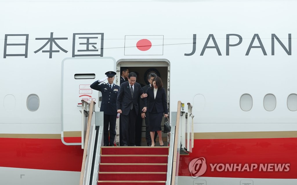 기시다, 서울공항 도착…외교부 1차관이 영접(종합)