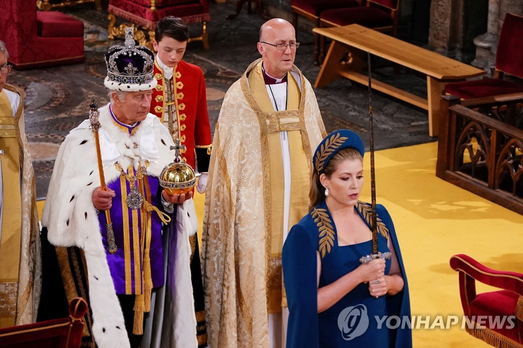 英대관식 '신스틸러' 보검 든 여성의원 "비결은 팔굽혀펴기"