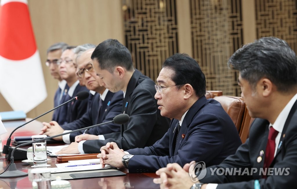 기시다 "한일 '셔틀 외교' 본격 재개 매우 기뻐"