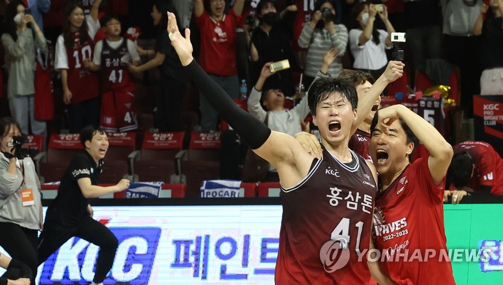 프로농구 인삼공사, SK와 7차전 끝 2년 만에 우승…MVP 오세근(종합2보)