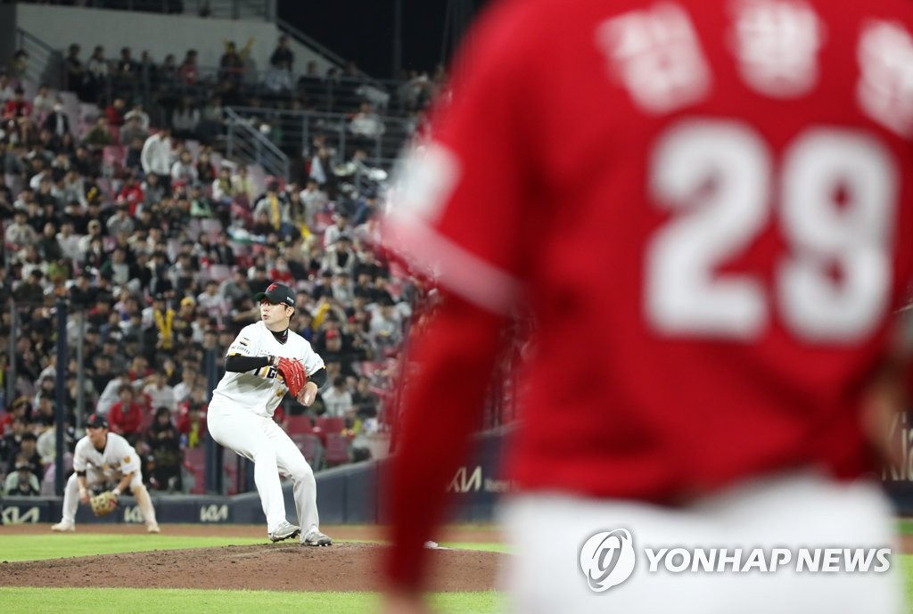 KIA 양현종, 김광현에 3연승 눈앞…8이닝 10K 무실점 완벽투