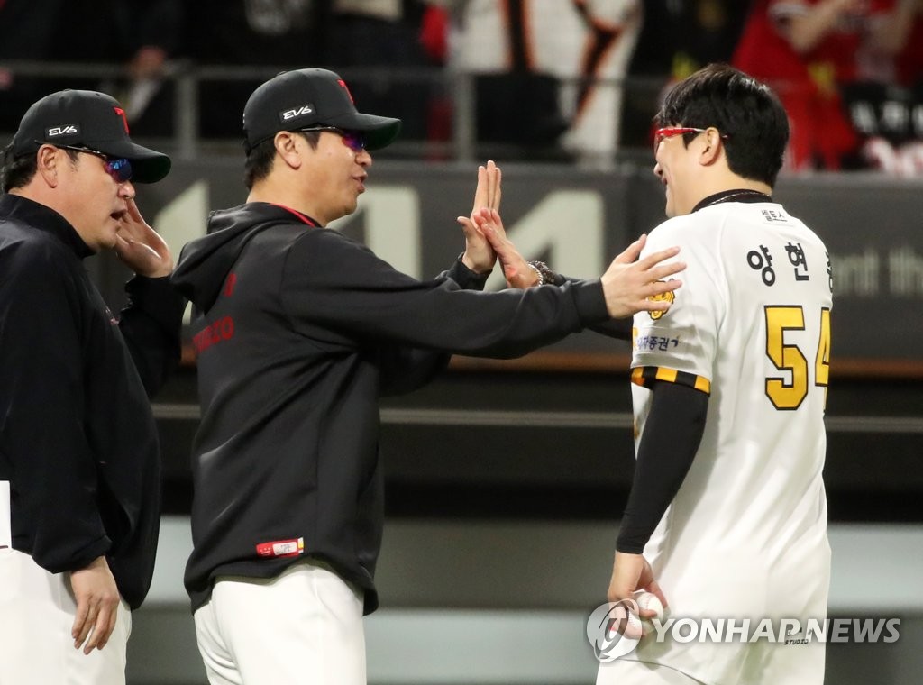 통산 다승 2위 양현종 "김광현과 대결 이제 안하면 좋겠어요"