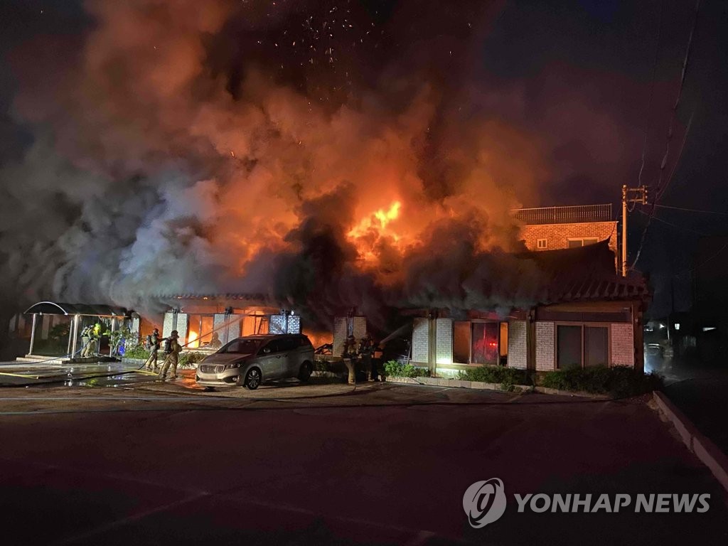 춘천 고깃집서 불…직원, 손님 등 50여명 대피