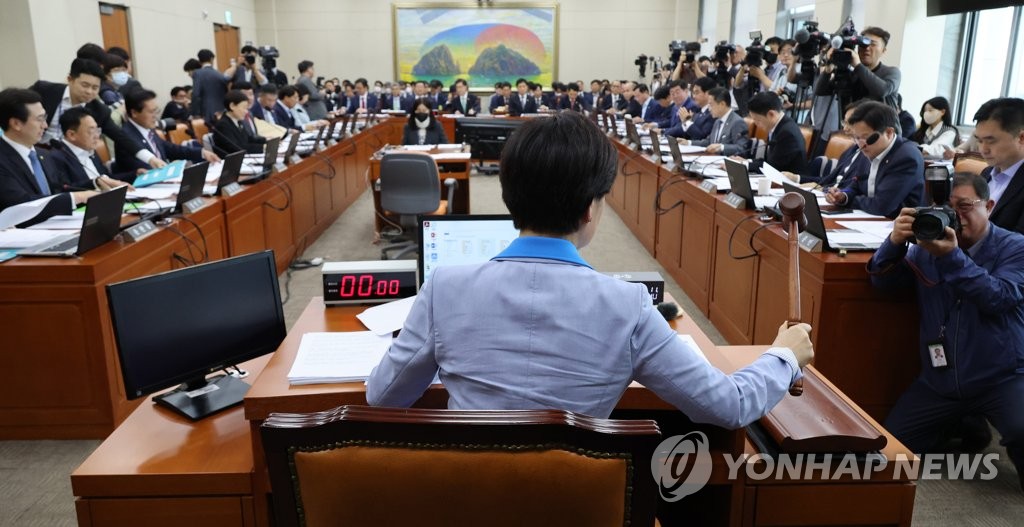 與는 '김남국 코인', 野는 'SG발 주가폭락'…정무위 공방