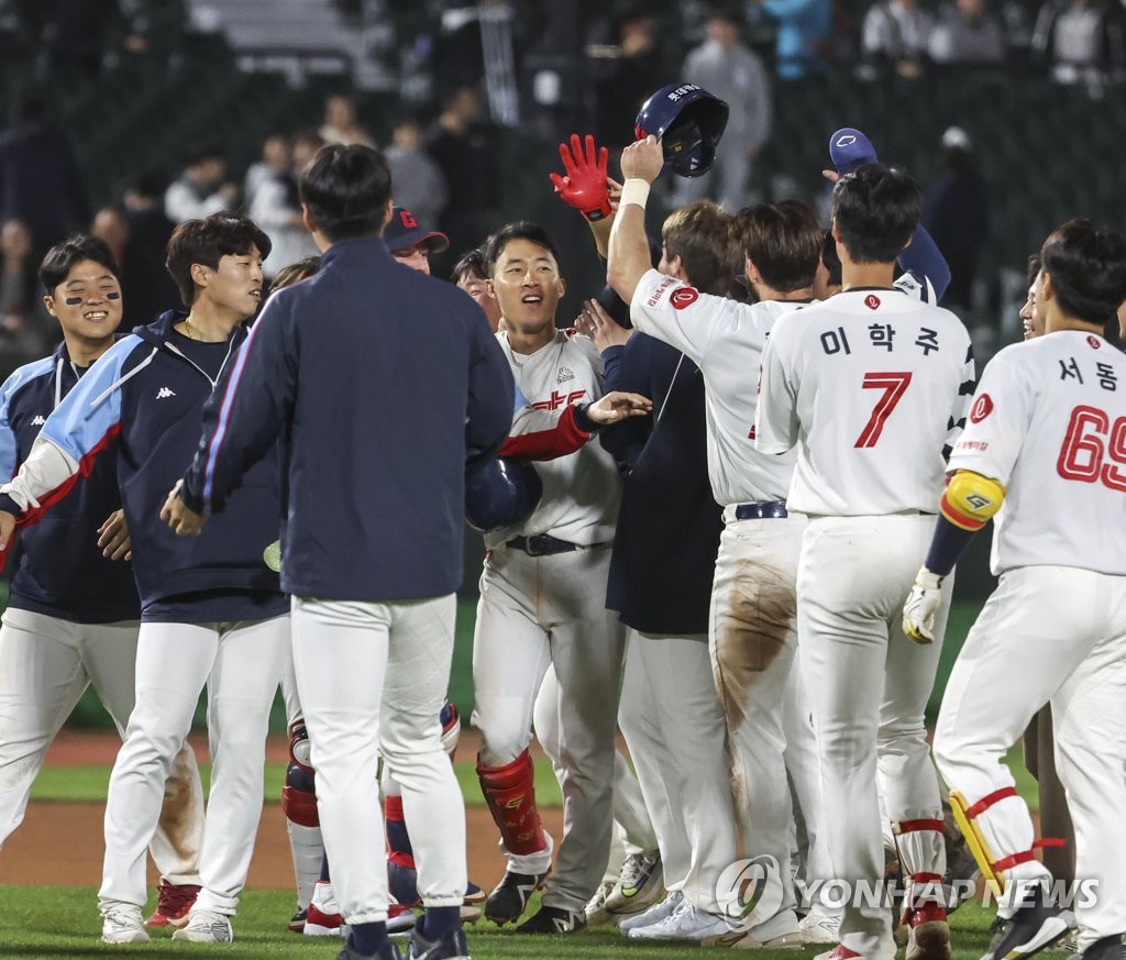 롯데, 두산전 연장 10회 끝내기 승리…노진혁 결승타(종합)