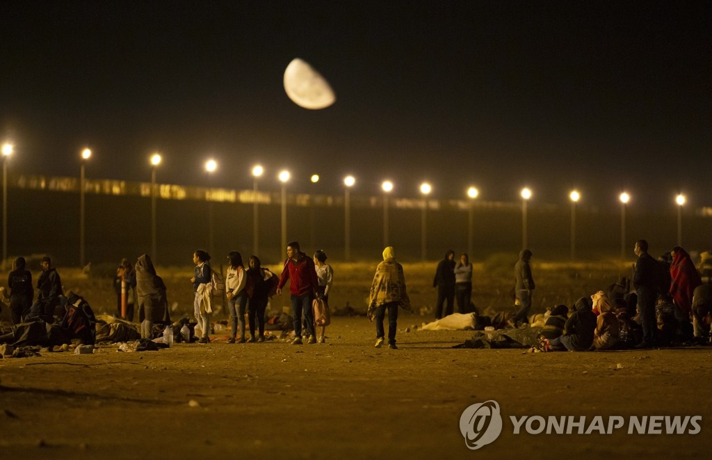 미 '불법입국 즉시추방' 종료…수만명 몰린 국경 대혼란(종합)