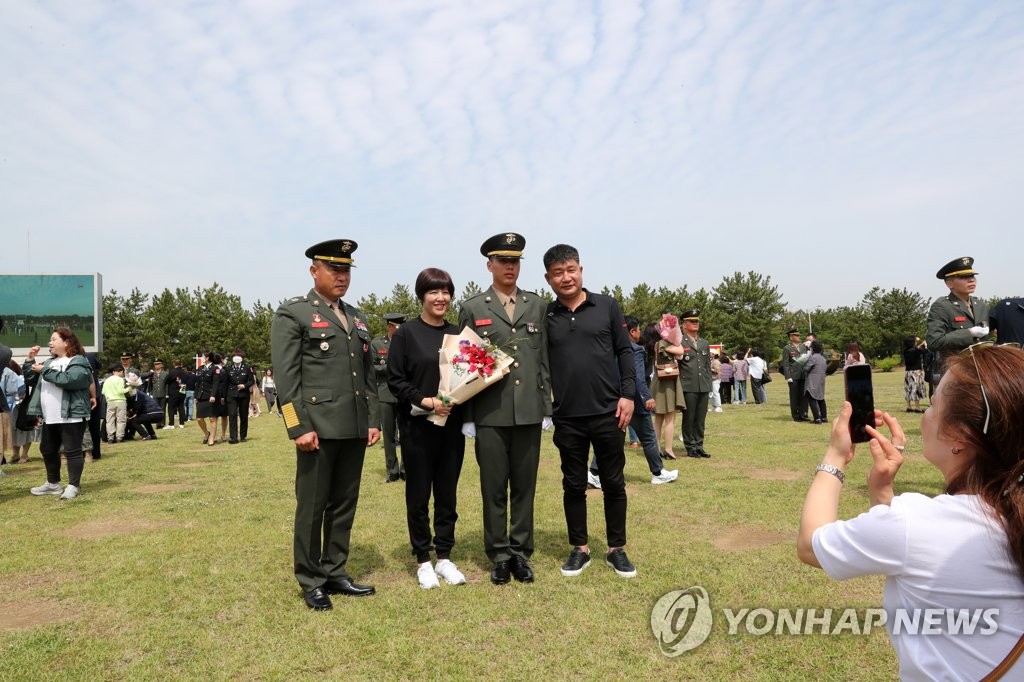 해병대 74년만에 부사관 400기 탄생…4부자 부사관 가족 눈길