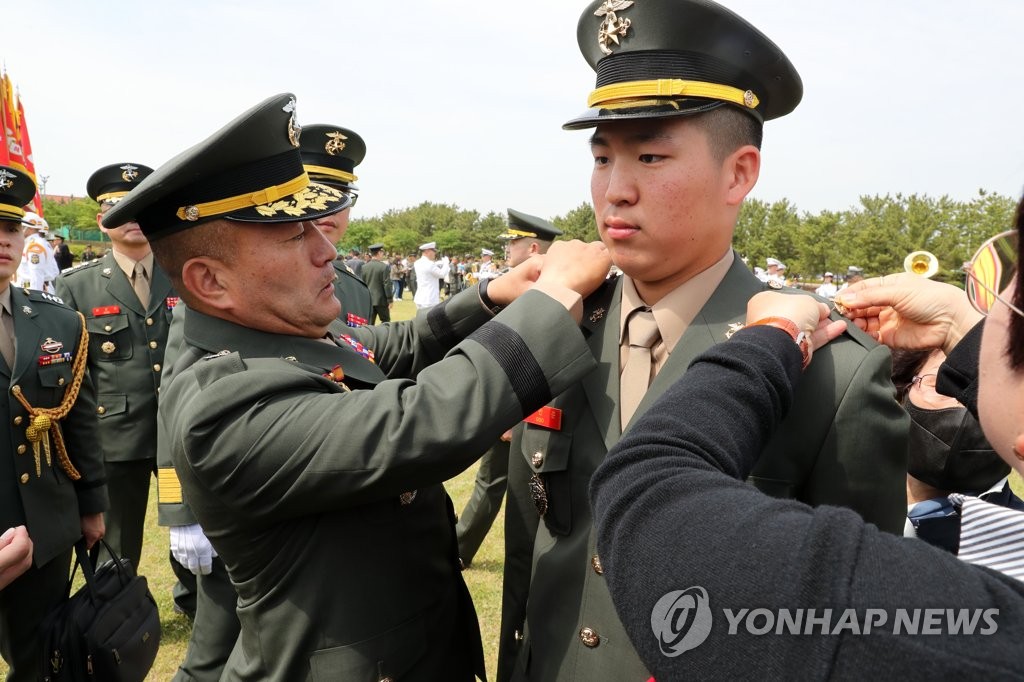 해병대 74년만에 부사관 400기 탄생…4부자 부사관 가족 눈길