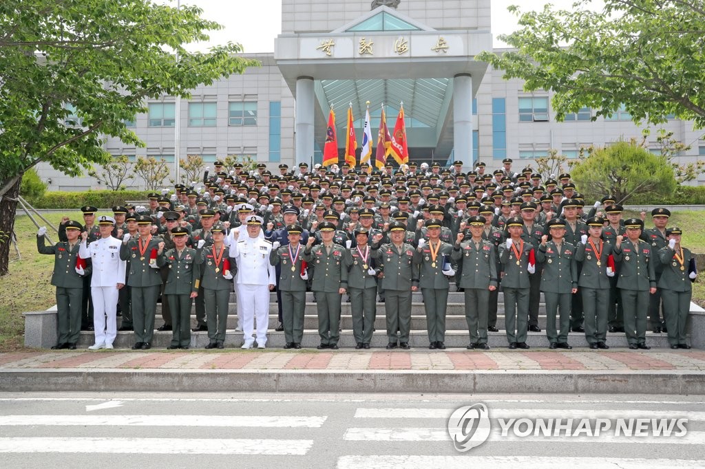 해병대 74년만에 부사관 400기 탄생…4부자 부사관 가족 눈길