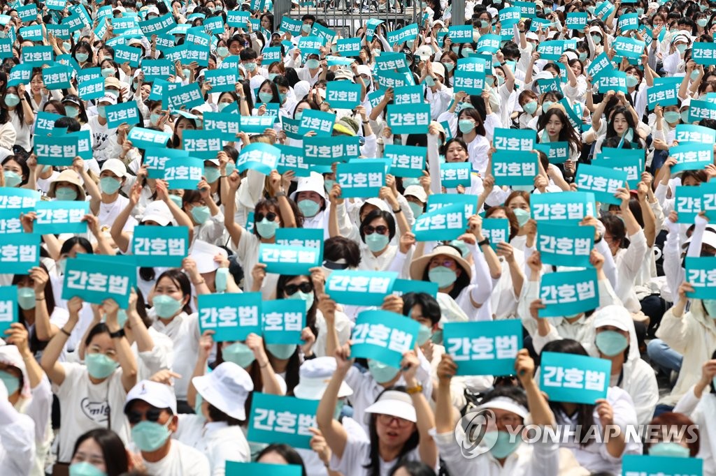 이번엔 간호사·간호대생들 거리로…간호법 촉구 대규모 집회