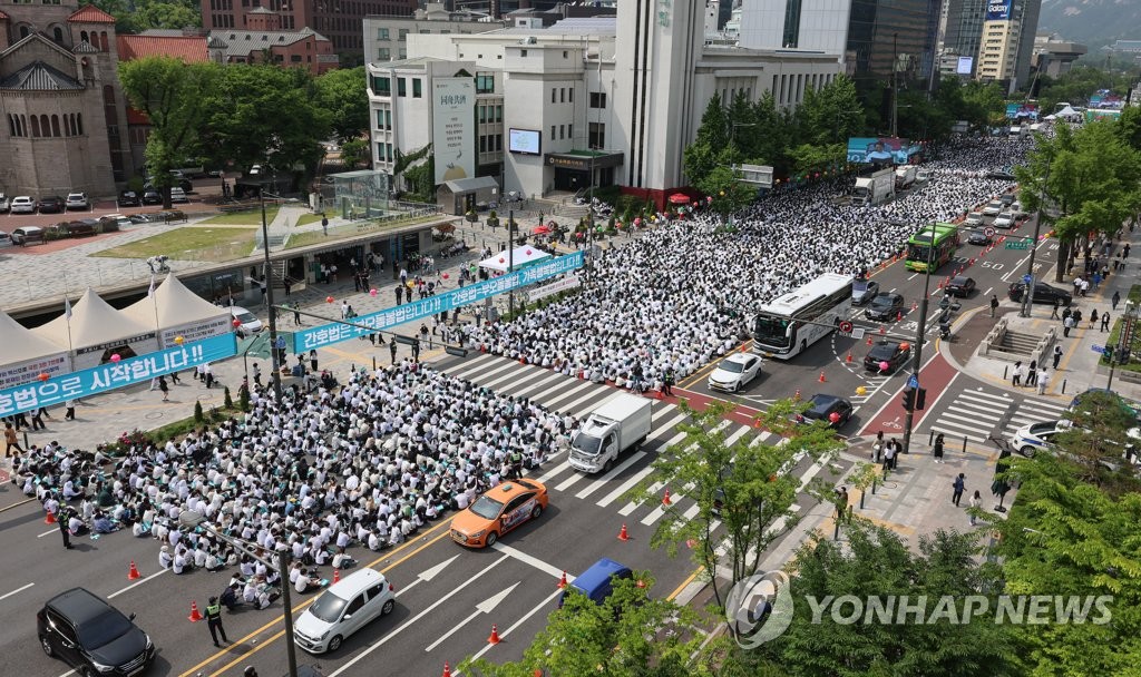 이번엔 간호사·간호대생들 거리로…간호법 촉구 대규모 집회