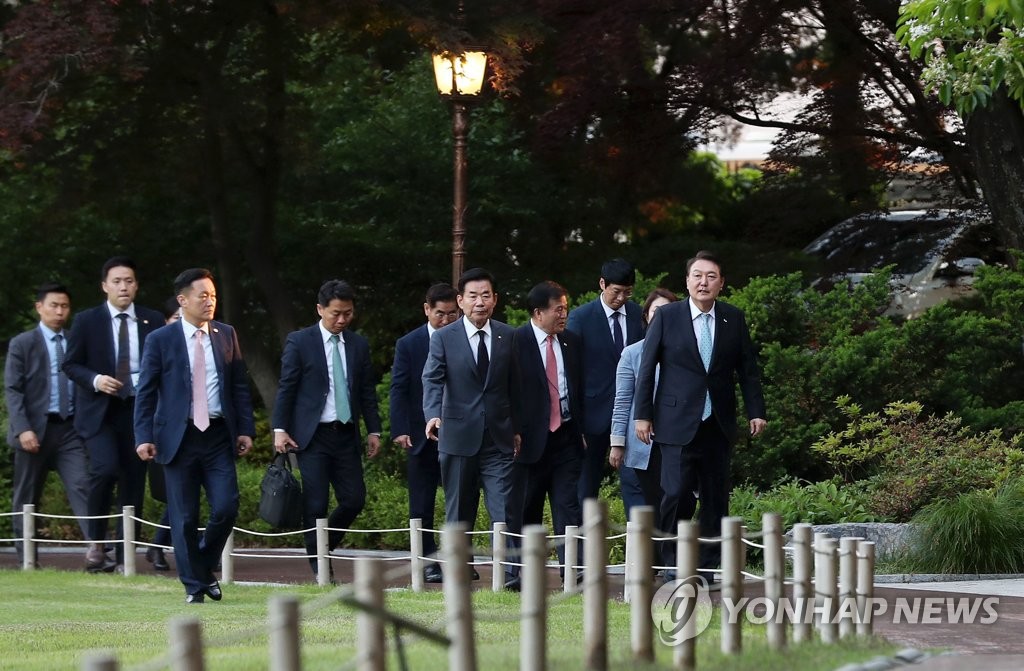 尹 "한미·한일 개선에 성원 보내달라"…김의장 "결단에 경의"(종합)