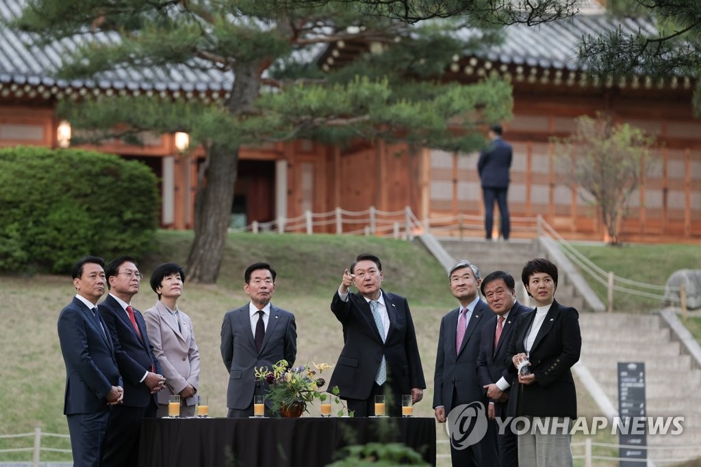 尹 "한미·한일 개선에 성원 보내달라"…김의장 "결단에 경의"(종합)