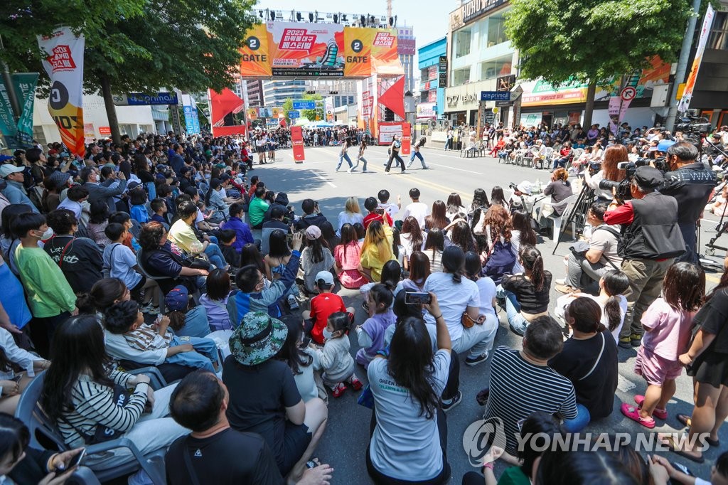 코로나19 엔데믹 선언 후 첫 일요일…전국 유원지 북적