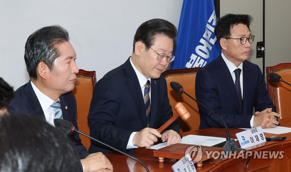 이재명, 이양기 끌고 모내기 체험…청년 농업인 간담회도