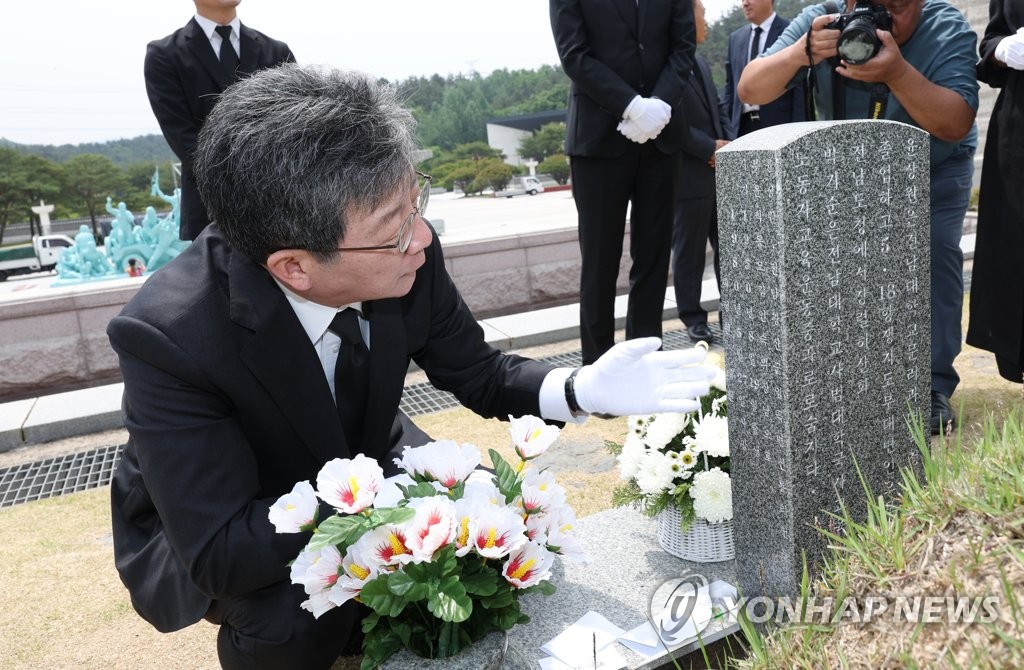 5·18 참배 유승민 "최고위원 망언 사죄…헌법에 5·18 담겨야"