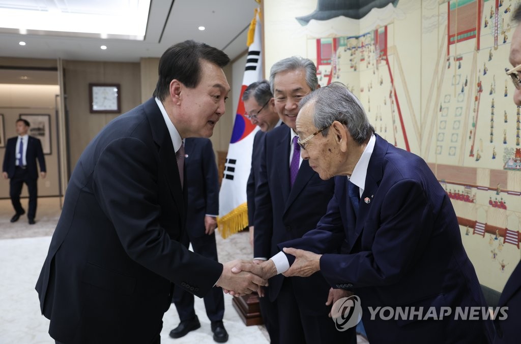 尹 "한일 기업, 반도체·배터리·전기차 공급망 협력 기대"