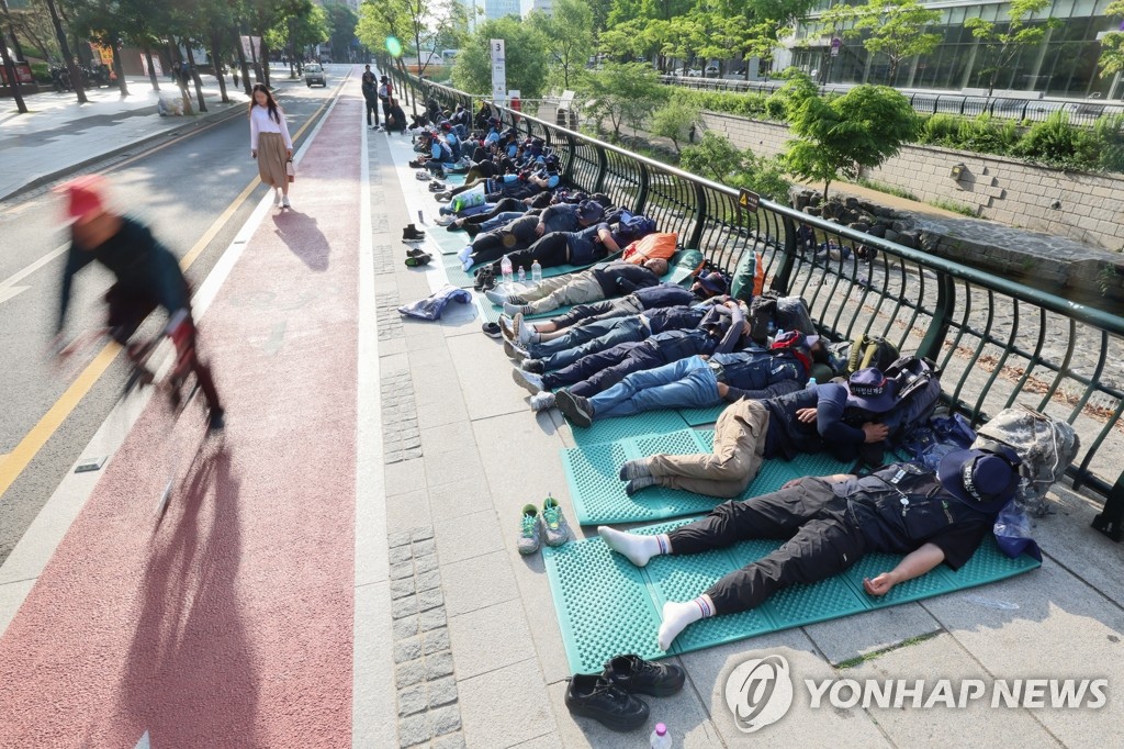 '노숙집회' 건설노조 "내달 12일 경찰 출석"