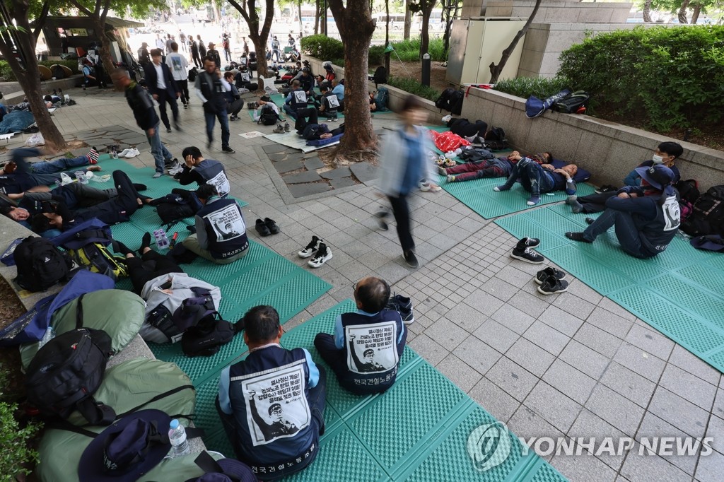 건설노조 '도심 노숙'에 시민 불편신고 속출…"불법은 아냐"