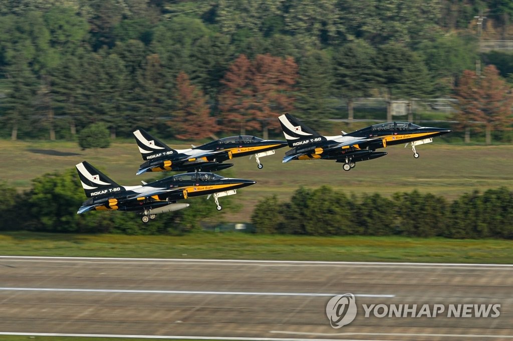 블랙이글스, 리마 에어쇼에서 말레이시아 공군과 우정 비행
