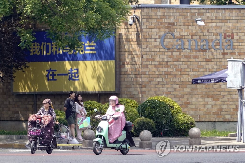 "중국정부, 외국 대사관들에 '우크라 연대' 홍보물 철거요구"