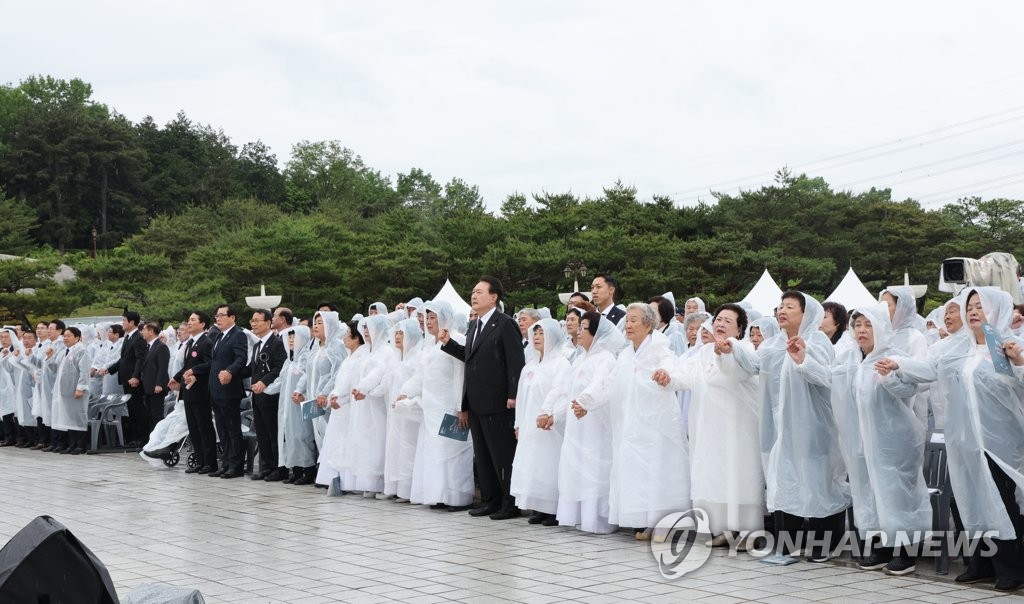 與, 올해도 5·18 총집결…'님을 위한 행진곡' 부르며 호남 구애